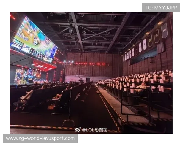 LPL辅助闪现开团完美命中多人，带你走进竞技游戏的核心魅力！